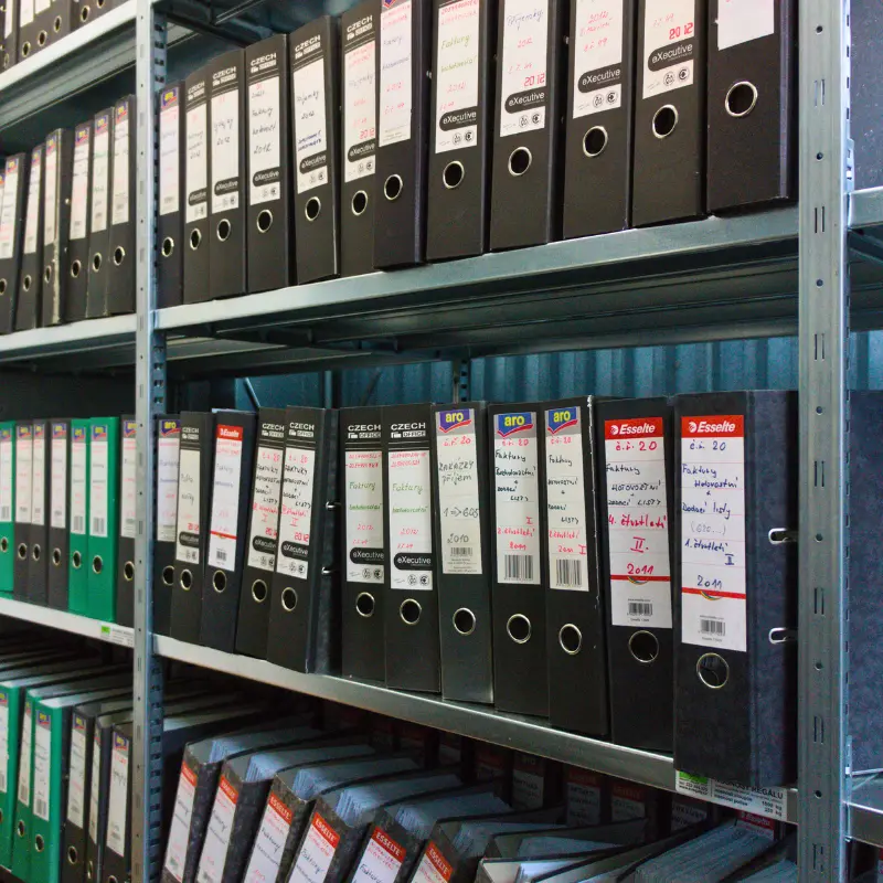 Kovové policové regály na šanony