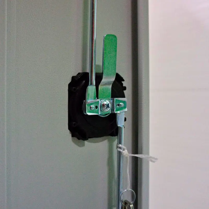 Pákový rázvorový mechanizmus a dvojrozvorový uzáver s cylindrickým zámkom