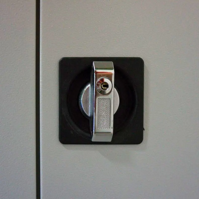 Pákový rázvorový mechanizmus a dvojrozvorový uzáver s cylindrickým zámkom