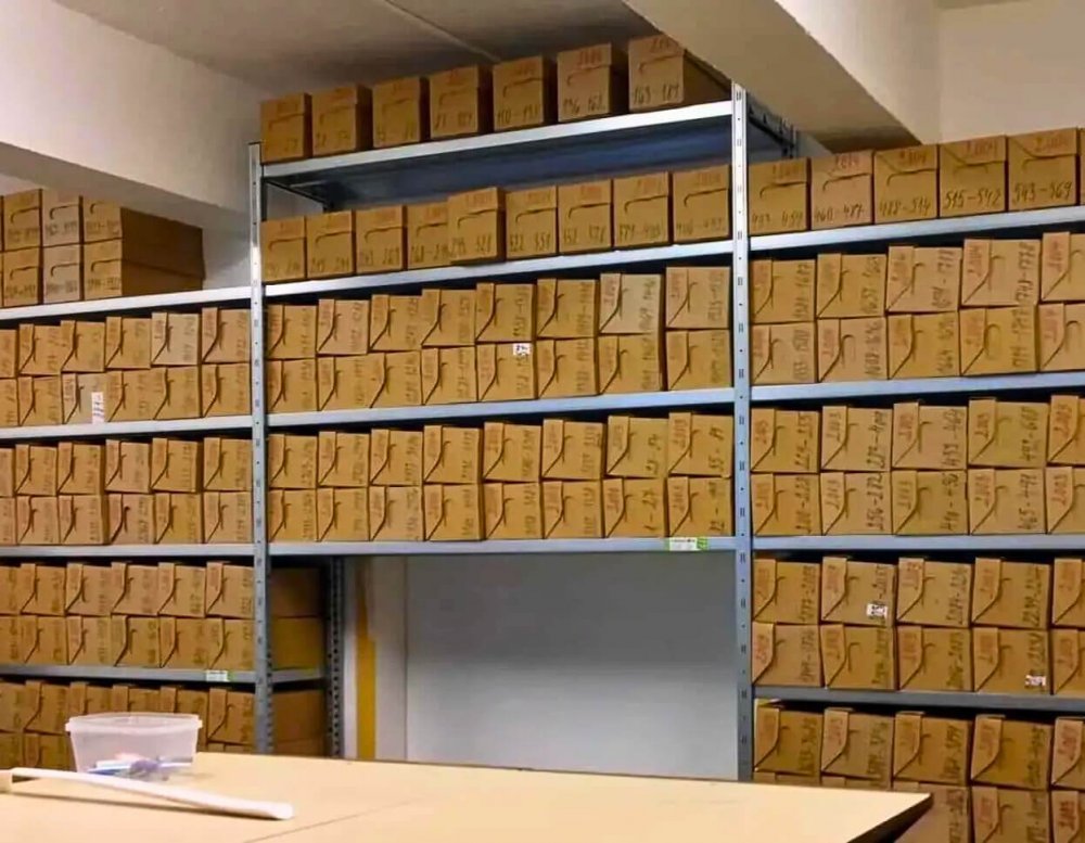 Kovové policové regály VARIMO v archíve - ukážka variability regálovej zostavy